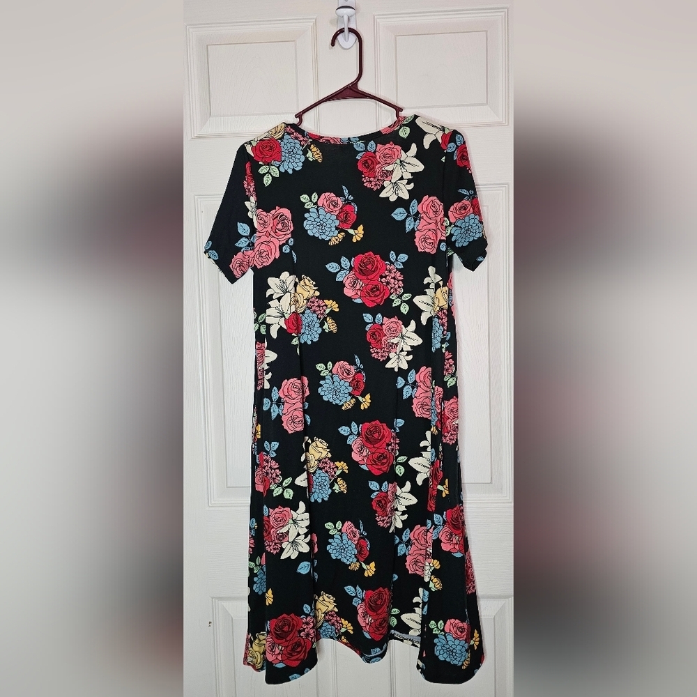 LuLaRoe Carly Dress Black Floral Rose Print High Low Swing With Pockets - Size M - Picture 2 of 5